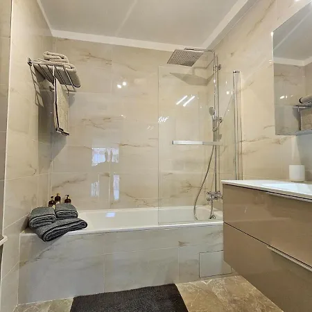 Apartment Superbe 2 Pieces 70m Parking Prive Climatisation *